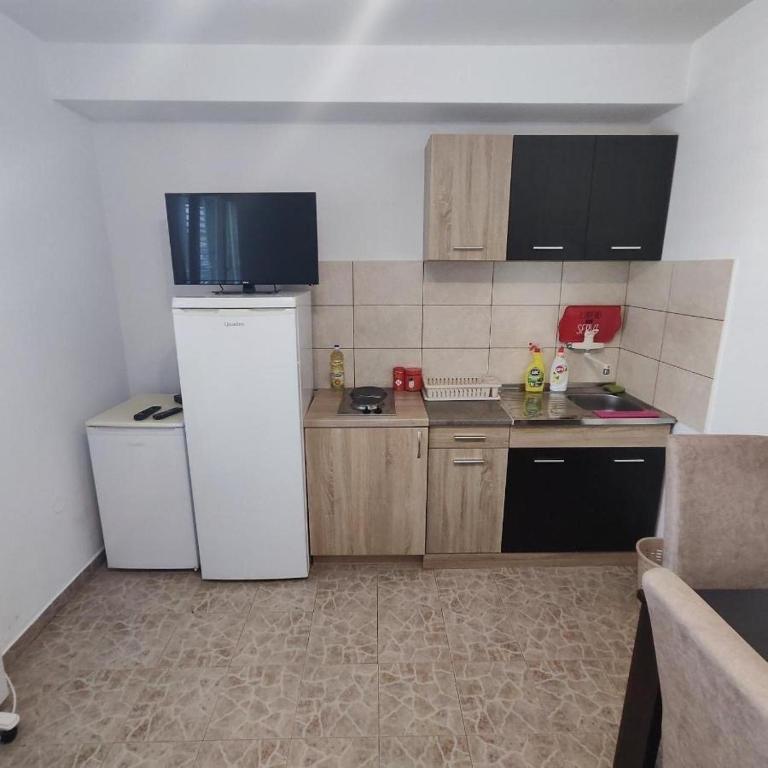 Kuchyň nebo kuchyňský kout v ubytování NEWBORN Hostel Budva