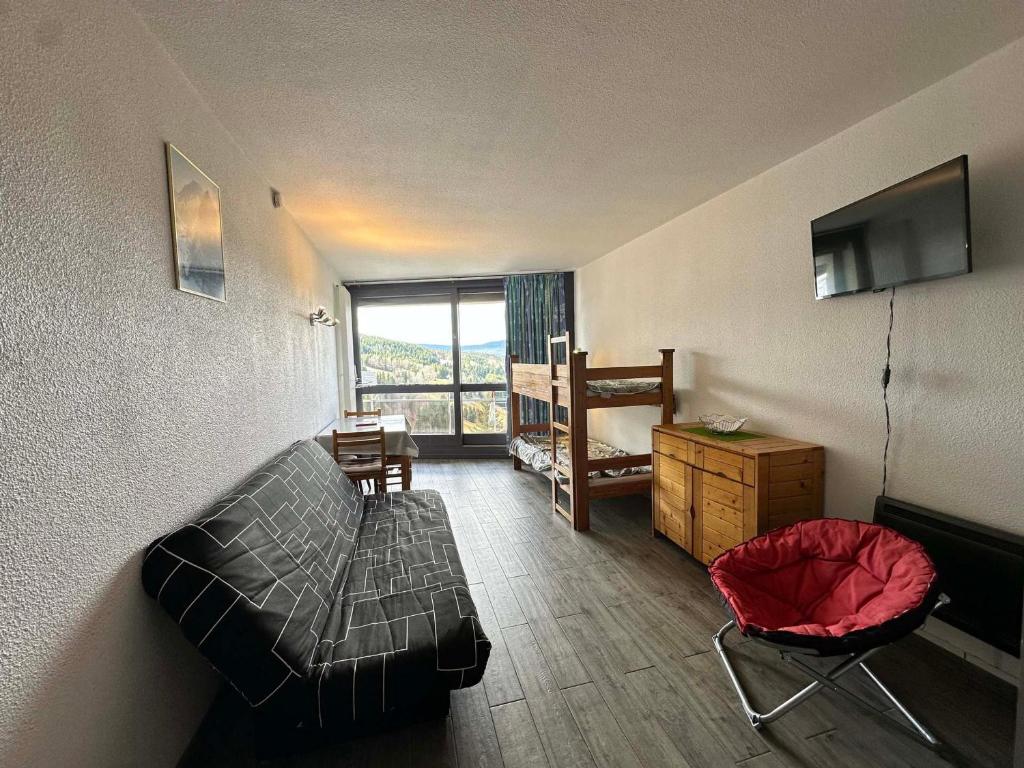 TV a/nebo společenská místnost v ubytování Appartement cosy au pied des pistes, animaux admis - FR-1-515-53