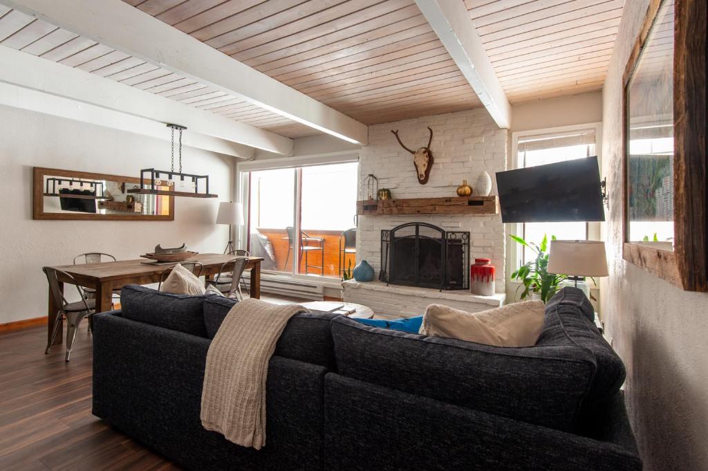 TV a/nebo společenská místnost v ubytování WALK to Town, Hikes, & Ski Lift! Pool & Hot Tubs!