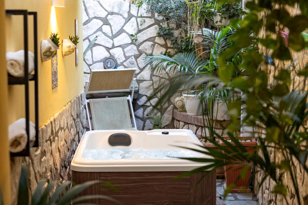 Vonkajšia záhrada v ubytovaní Suite Apartment Capri con Jacuzzi in Piazzetta