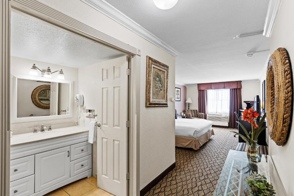Postel nebo postele na pokoji v ubytování Executive Inn - Fort Lee