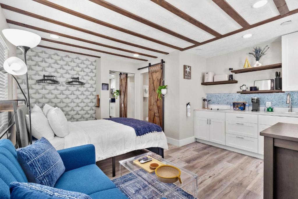 Kuchyň nebo kuchyňský kout v ubytování Winter Getaway! Walkable to Beach Access, Restaurants & Nightlife! Beach Equipment Included & Pet Friendly!