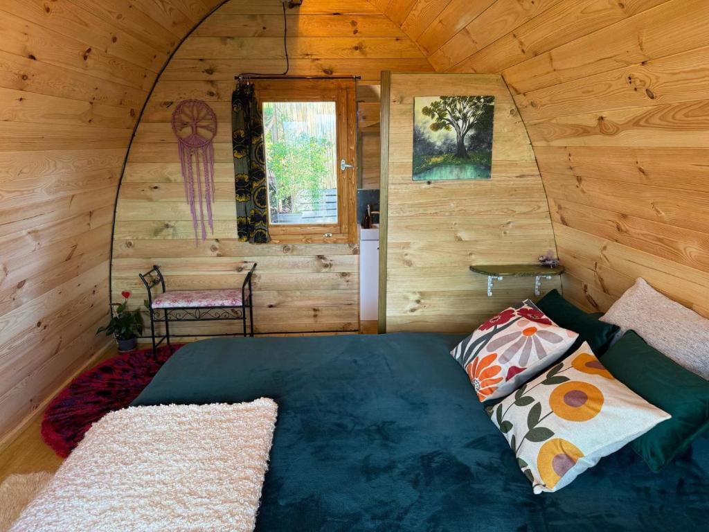 a bedroom with a bed in a wooden cabin at Espacio acogedor en la montaña in Sant Jaume de Llierca