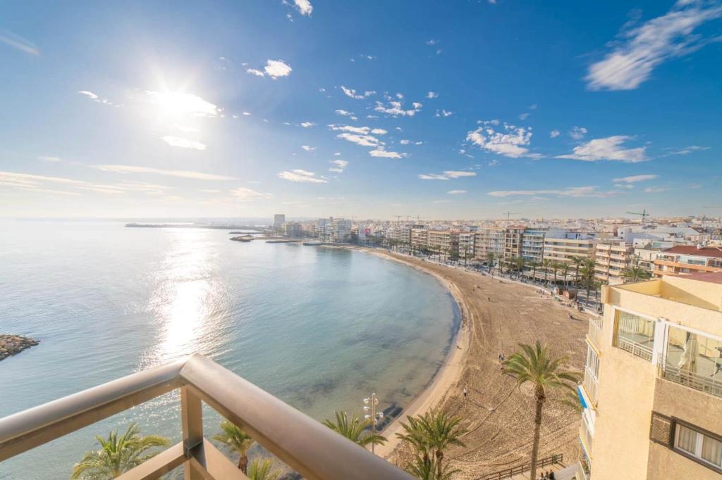 トレビエハにあるFrontline Apartment Sea Views - Pool - Centerの建物と海のあるビーチの景色