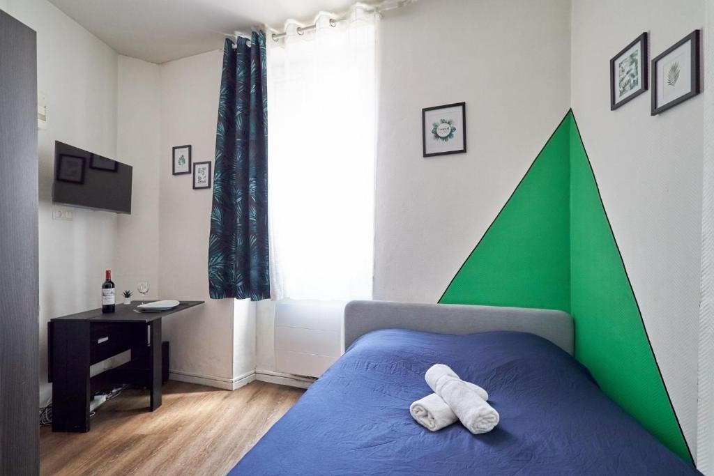 - une chambre avec un lit et 2 serviettes blanches dans l'établissement Le Petit Cernay - Studio - 5 mins Caves Champagne, à Reims