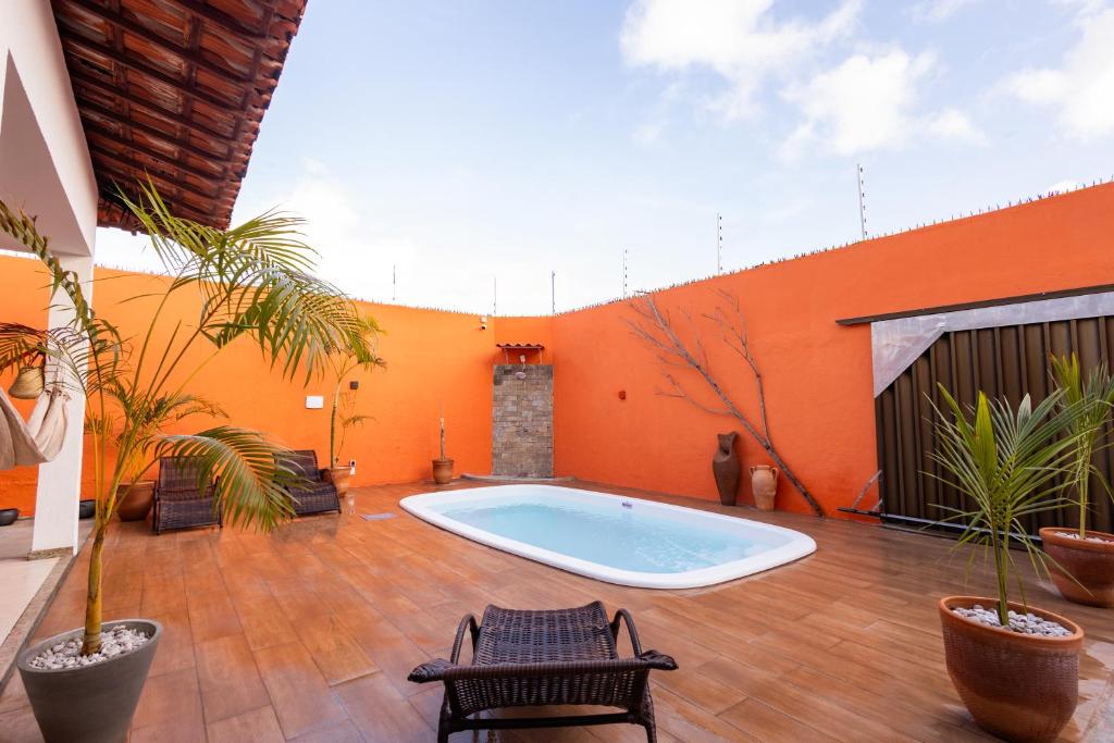 una grande piscina in un cortile con piante di Raizes ad Aracaju
