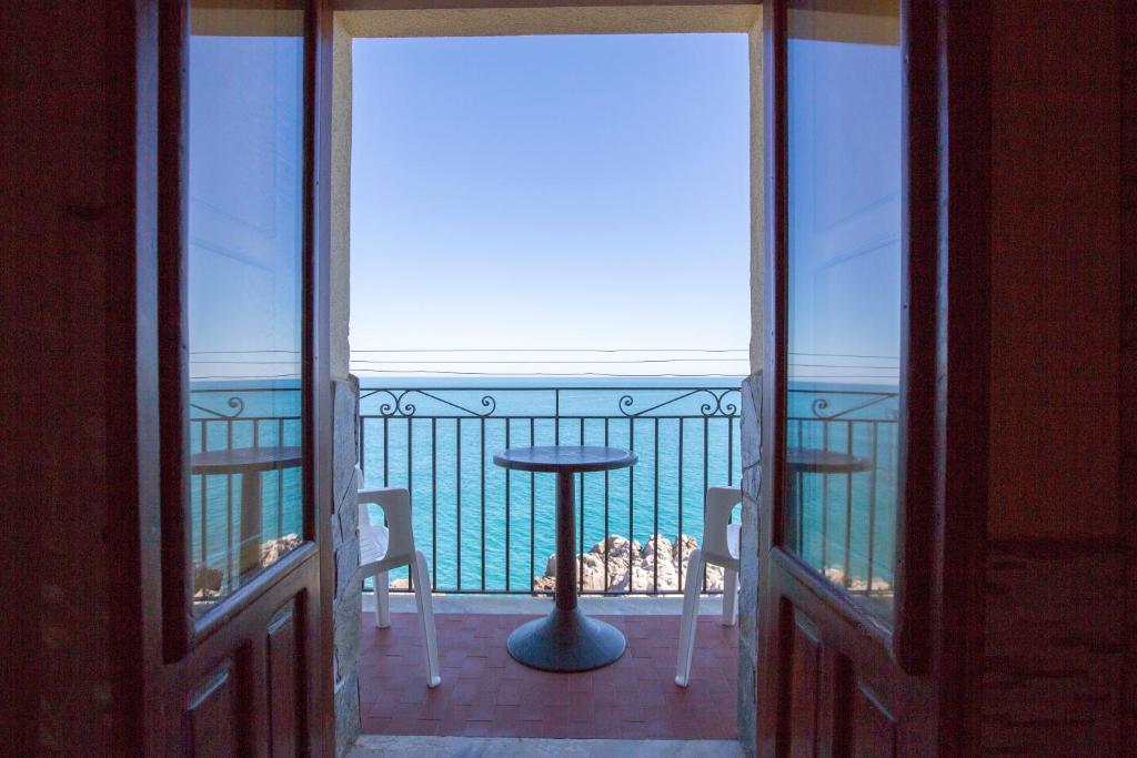 チェファルにあるAppartamento da sogno a bordo mareの海の景色を望むバルコニー(テーブル、椅子付)が備わります。