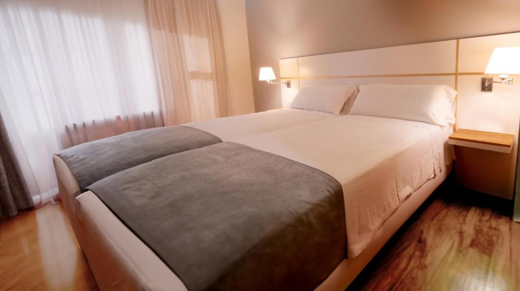 Postel nebo postele na pokoji v ubytování Hotel Vértice Chipiona Mar
