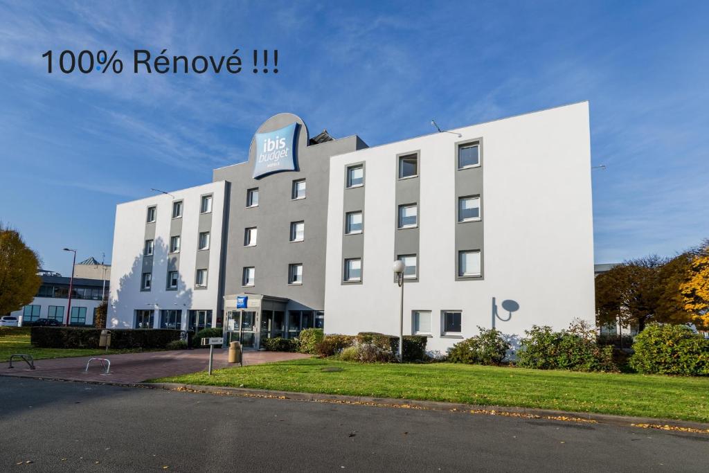 un bâtiment blanc avec une enseigne au sommet dans l'établissement ibis Budget Lille Marcq En Baroeul, à Marcq-en-Barœul