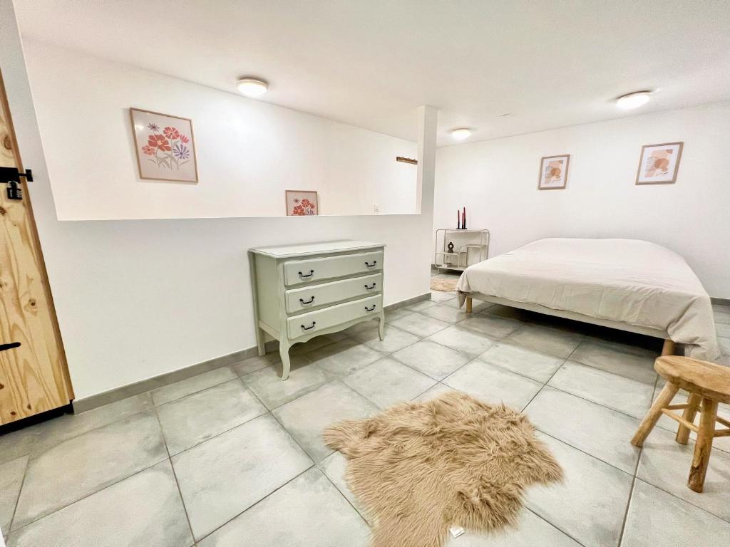 a bedroom with a bed and a desk and a rug at O Nid'Istres - Centre Historique, Spacieux Studio Duplex, Wifi, 4 personnes in Istres