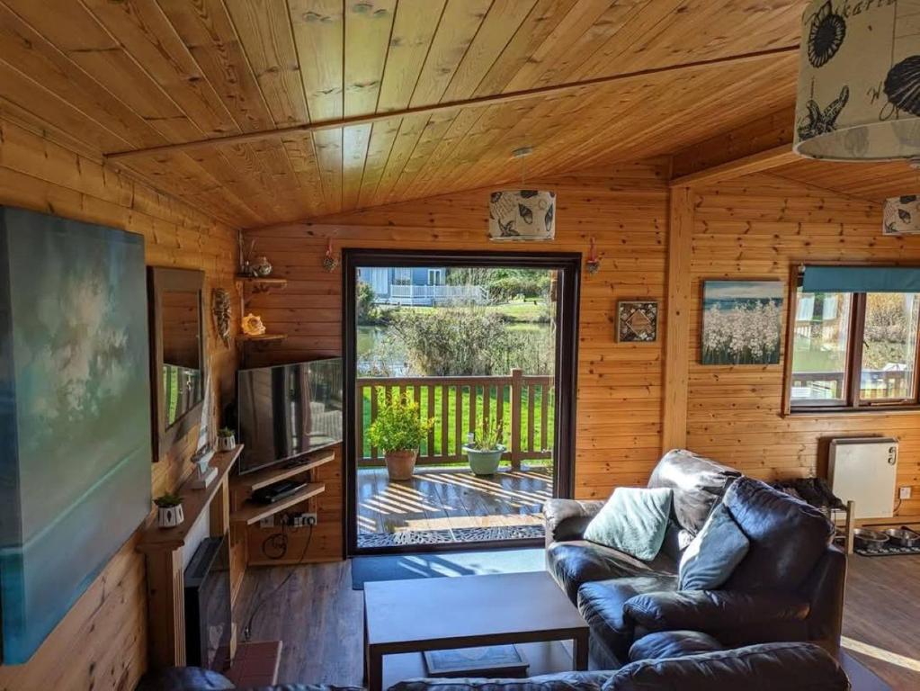 Μια τηλεόραση ή/και κέντρο ψυχαγωγίας στο Shorefield Lodge by the Lake