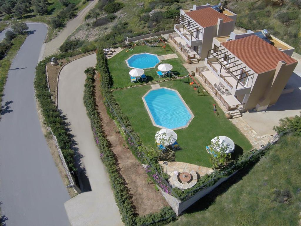 Bazén v ubytování Triopetra Luxury Villas Fournou Lago nebo v jeho okolí