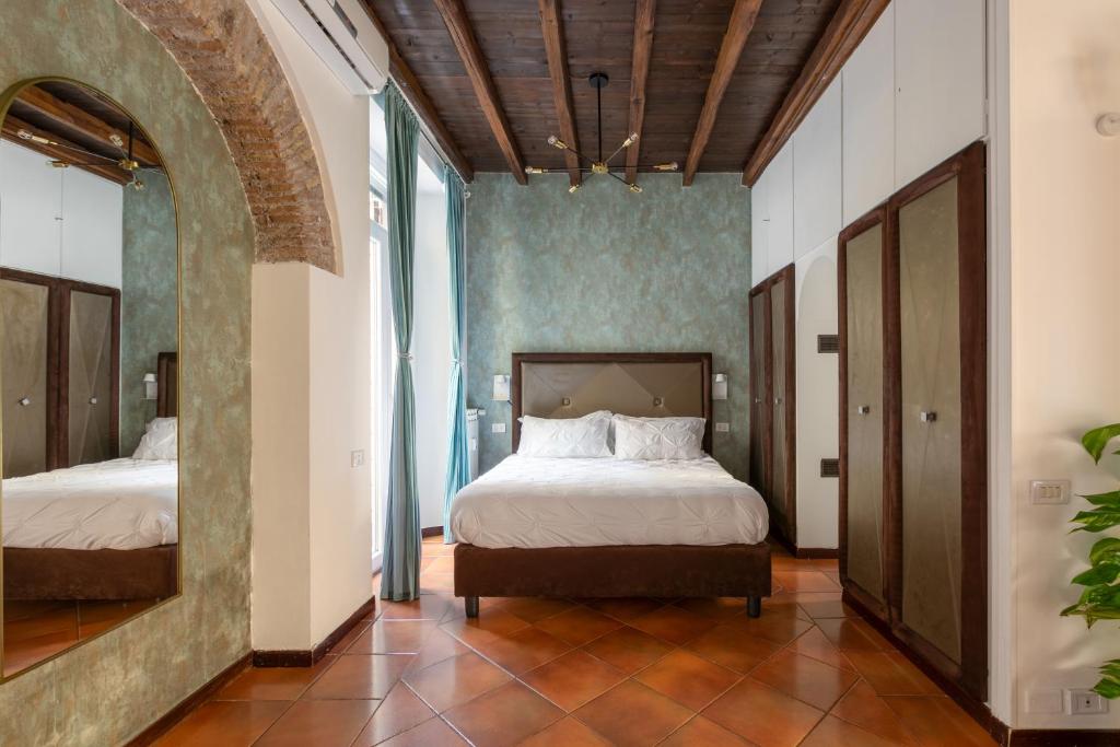 Quiet Trevi Fountain Apartment Courtyard & Patio