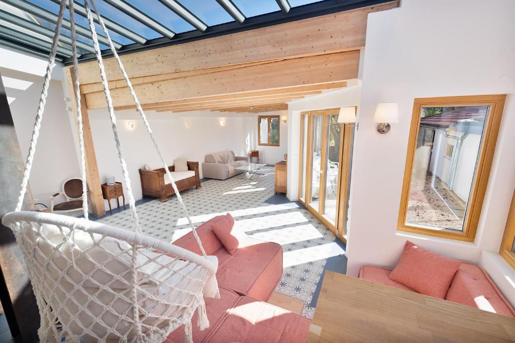 ランブイエにあるL'Arboré, maison d'architecte avec hammamの家の中のブランコ付きの部屋