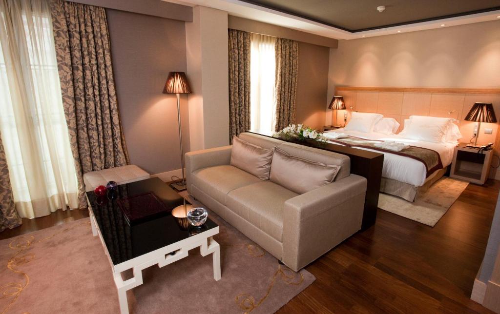 Posezení v ubytování Nexus Valladolid Suites & Hotel