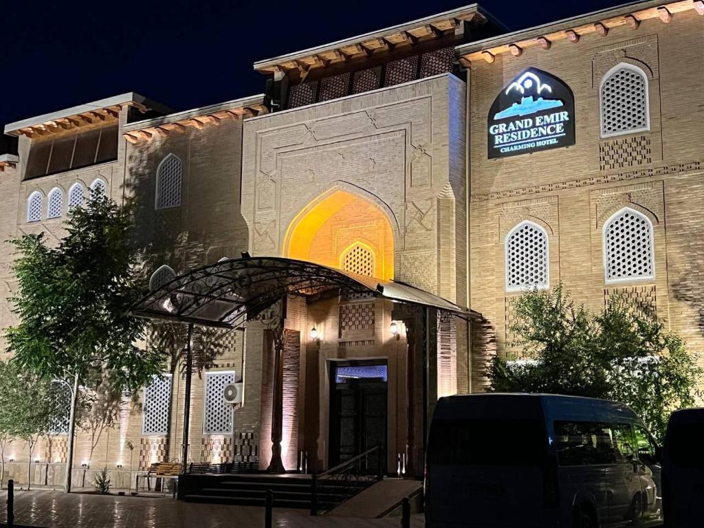 een gebouw met een bord aan de voorgevel bij Grand Emir Residence in Bukhara