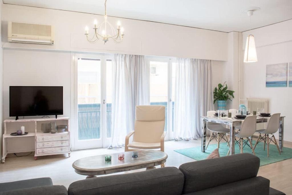 TV a/nebo společenská místnost v ubytování Stylish apt in Athens center