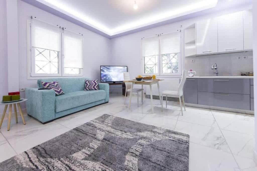 Kuchyň nebo kuchyňský kout v ubytování Modern fully-equipped house, 5 min walk from metro