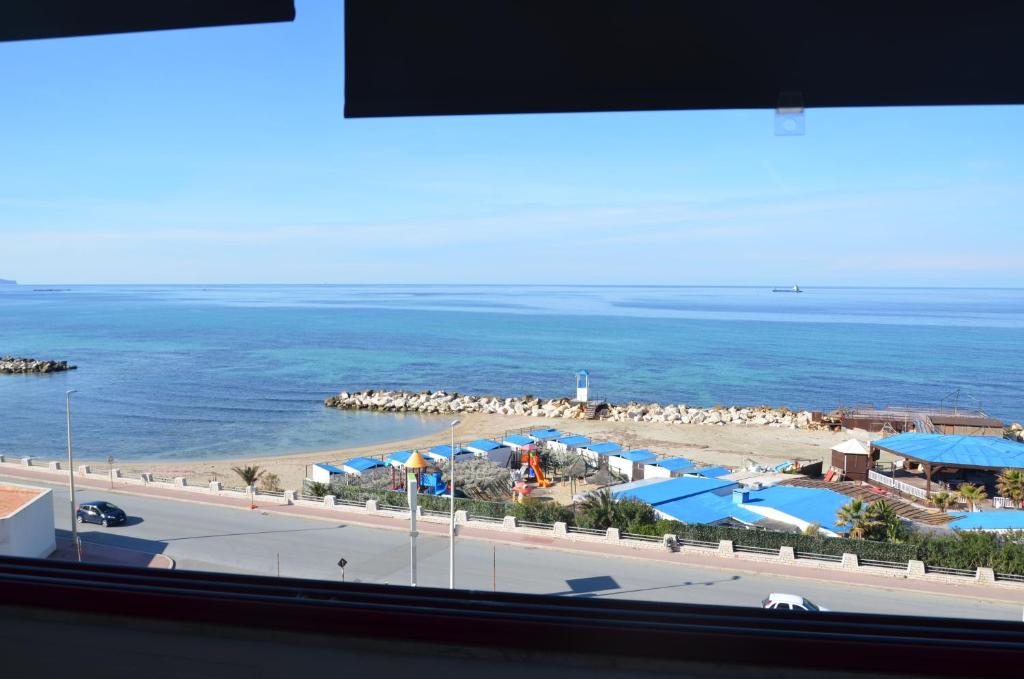 トラーパニにあるResidenza Paradisoのビーチの景色を望む客室で、パラソルが備わります。