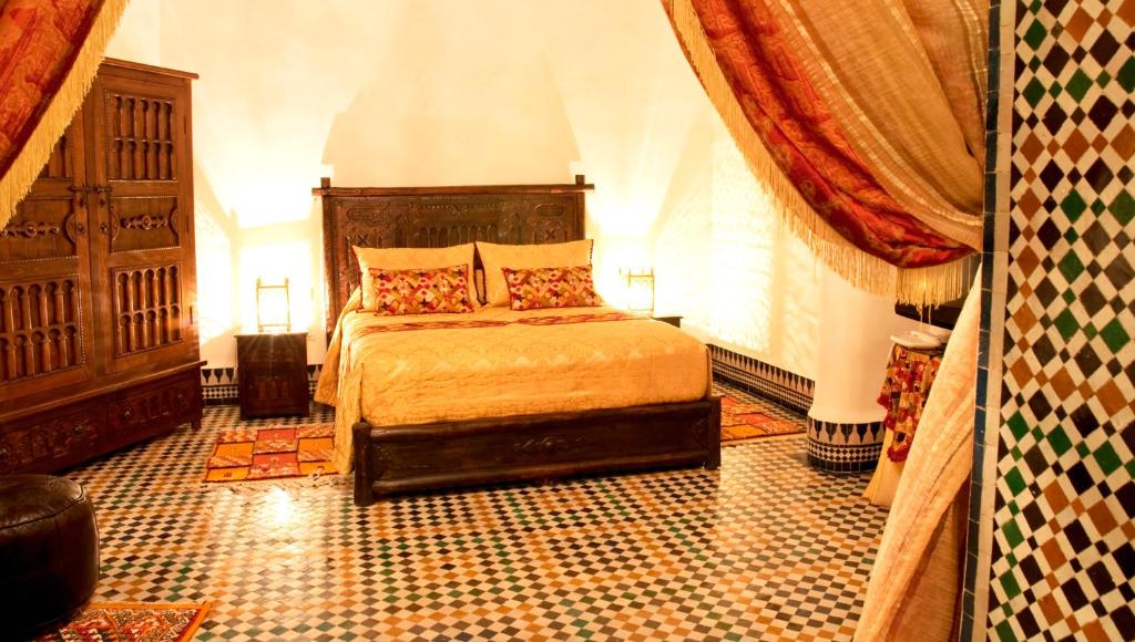A bed or beds in a room at Riad-Boutique Borj Dhab Fez