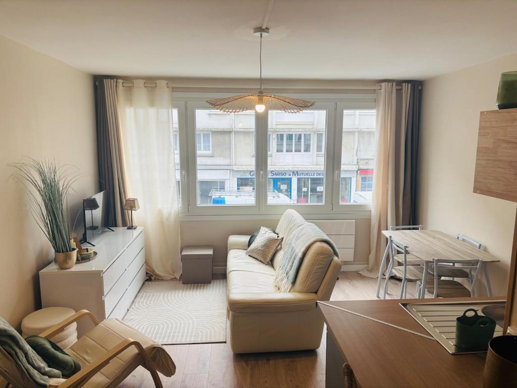 un salon avec un canapé et une table dans l'établissement Le port et la plage 2 personnes, à Boulogne-sur-Mer