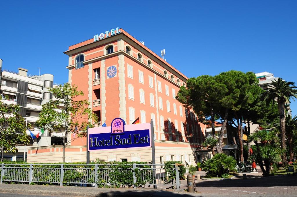 un panneau d'hôtel devant un bâtiment dans l'établissement Hotel Sud Est by Fam Rossetti, à Lavagna