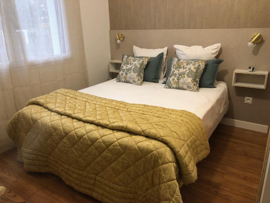 Postel nebo postele na pokoji v ubytování "Les Logis d'Argent" Chambre d'hôte avec WC, SDB, TV, Wifi, Option Petit Déjeuner , Parking