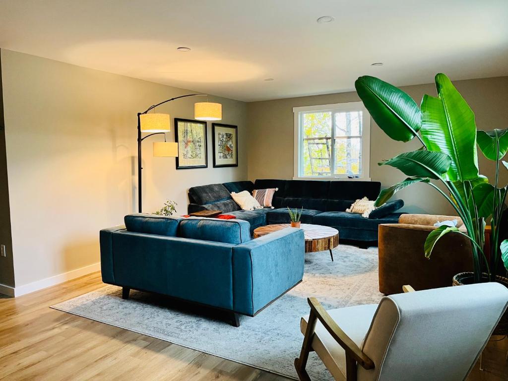 Χώρος καθιστικού στο Modern Midtown Base Camp with 3 Luxe King Beds