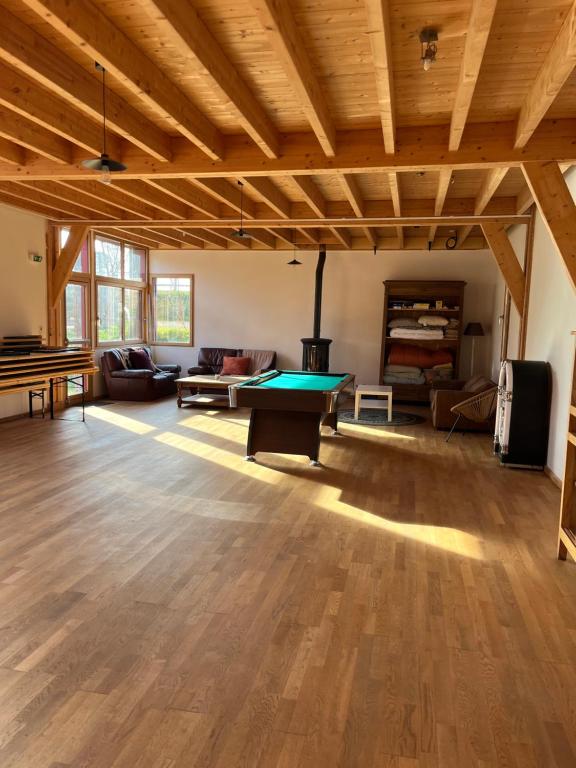 - un grand salon avec une table de ping-pong dans l'établissement Gite à la campagne, à Mézières-sous-Lavardin