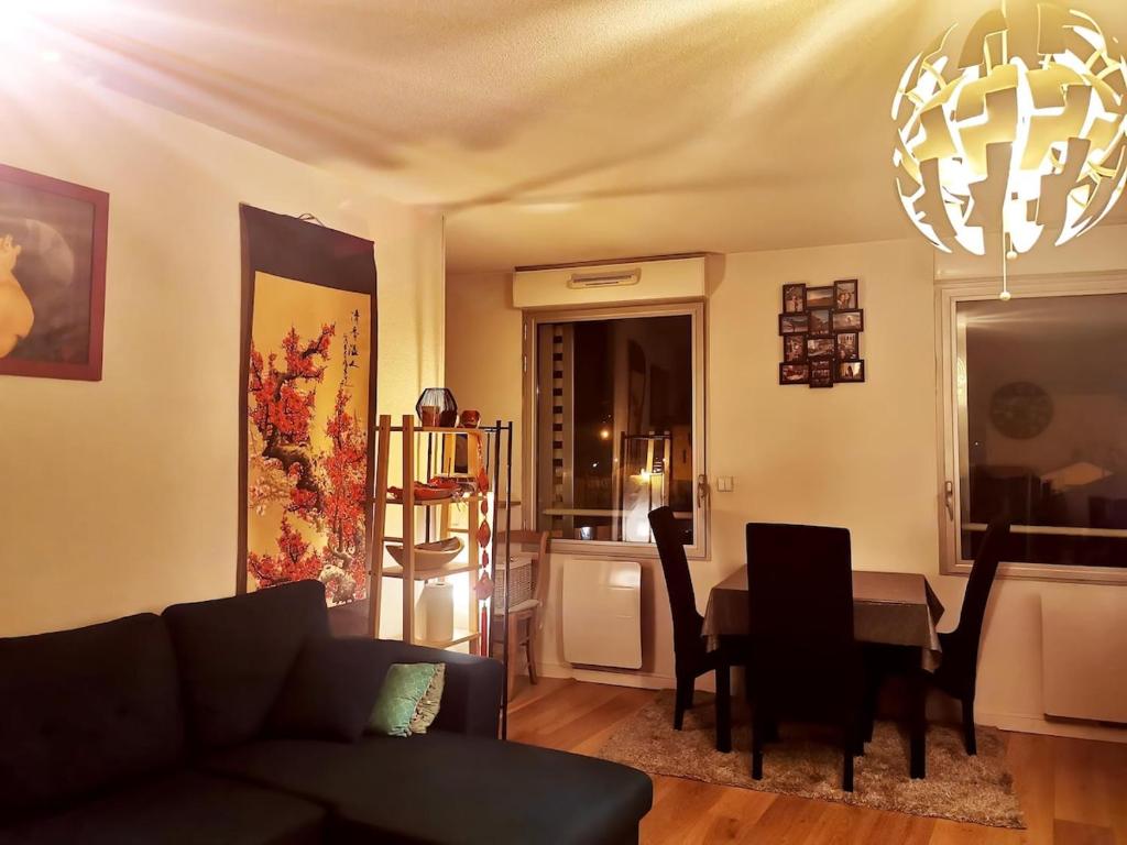un salon avec un canapé et une table dans l'établissement Pleasant entire apartement in Bordeaux with parking, à Bordeaux