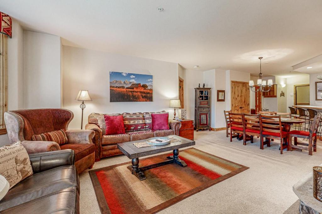 una sala de estar con un sofá y una mesa en Torian Plum Creekside 412, en Steamboat Springs