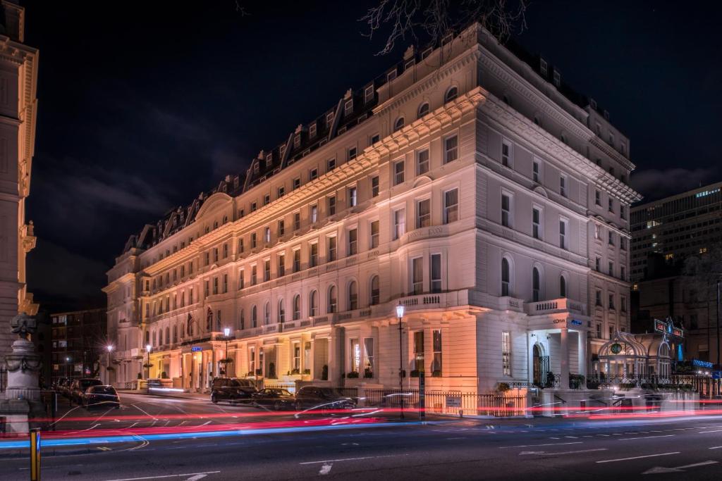 un edificio in una strada di città di notte di Corus Hyde Park Hotel a Londra