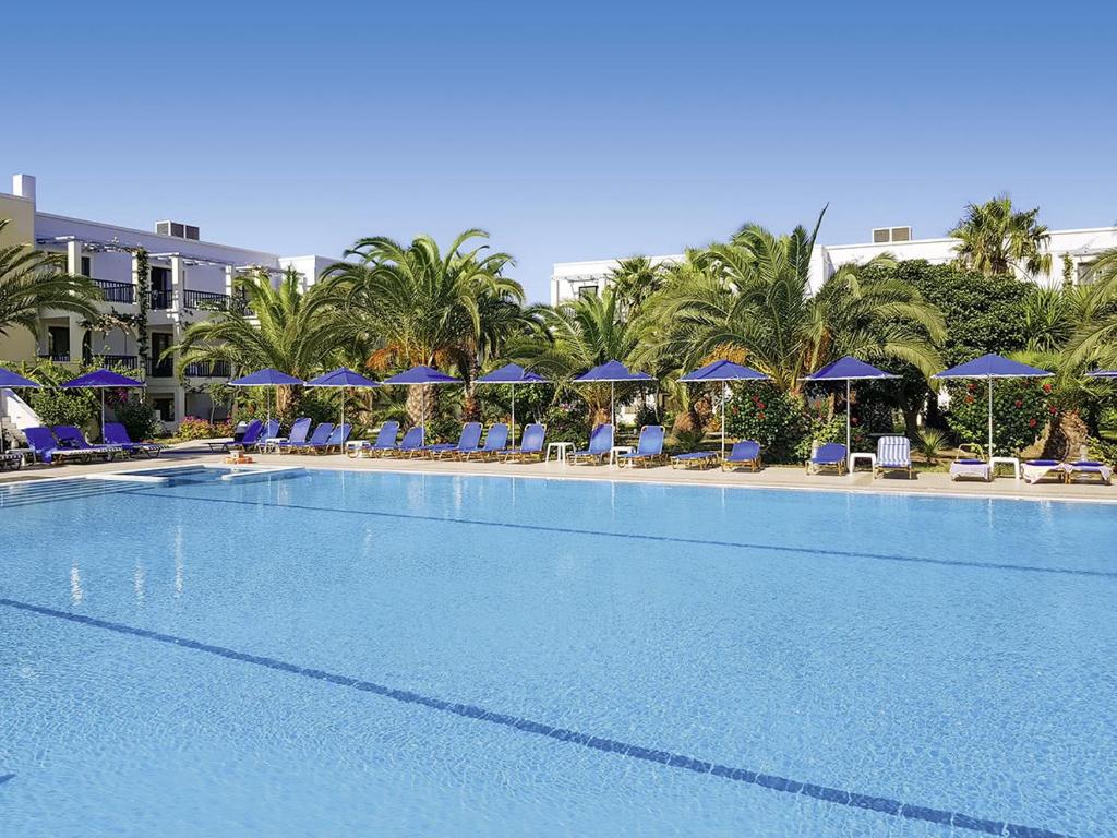 Bazén v ubytování Tigaki Beach Hotel nebo v jeho okolí