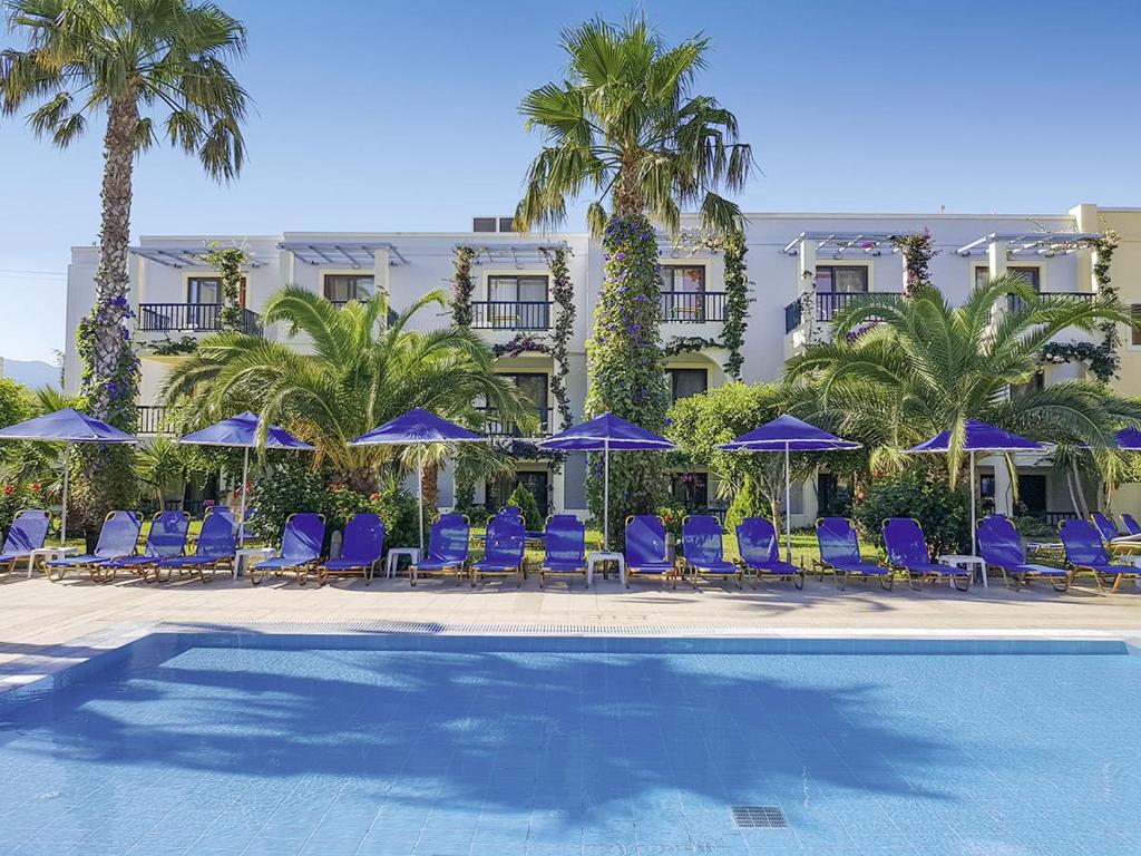 Bazén v ubytování Tigaki Beach Hotel nebo v jeho okolí