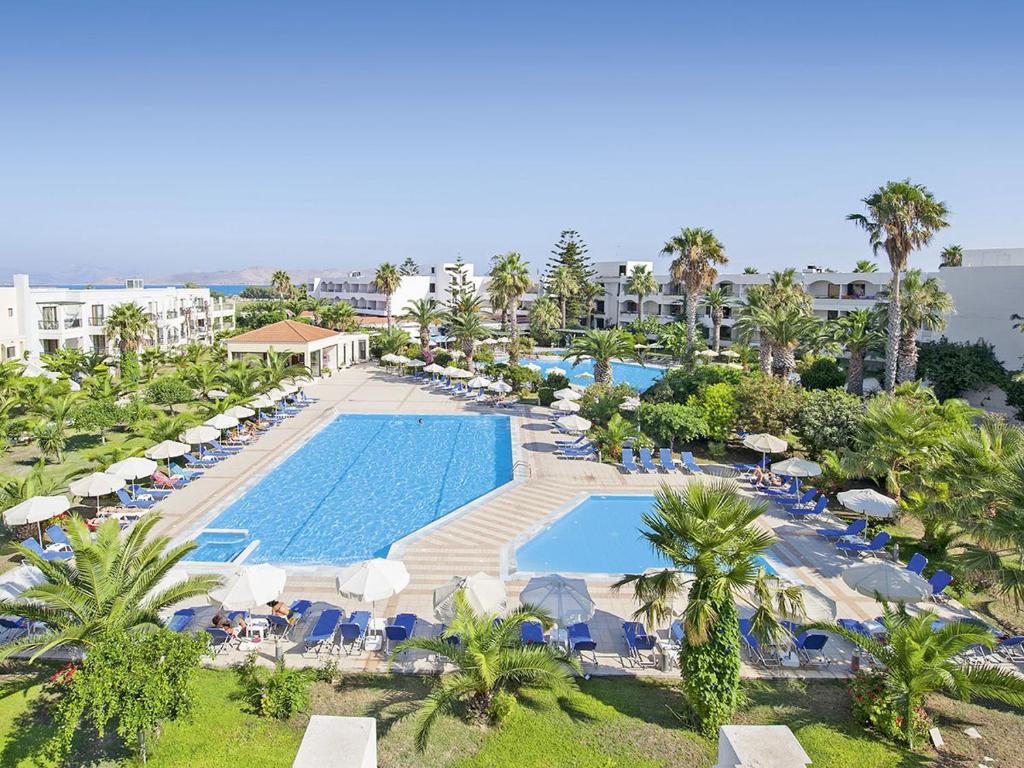 Bazén v ubytování Tigaki Beach Hotel nebo v jeho okolí