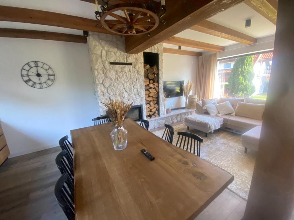 ミコワイキにあるVilla Hamptonsのテーブルのあるダイニングルームとリビングルーム