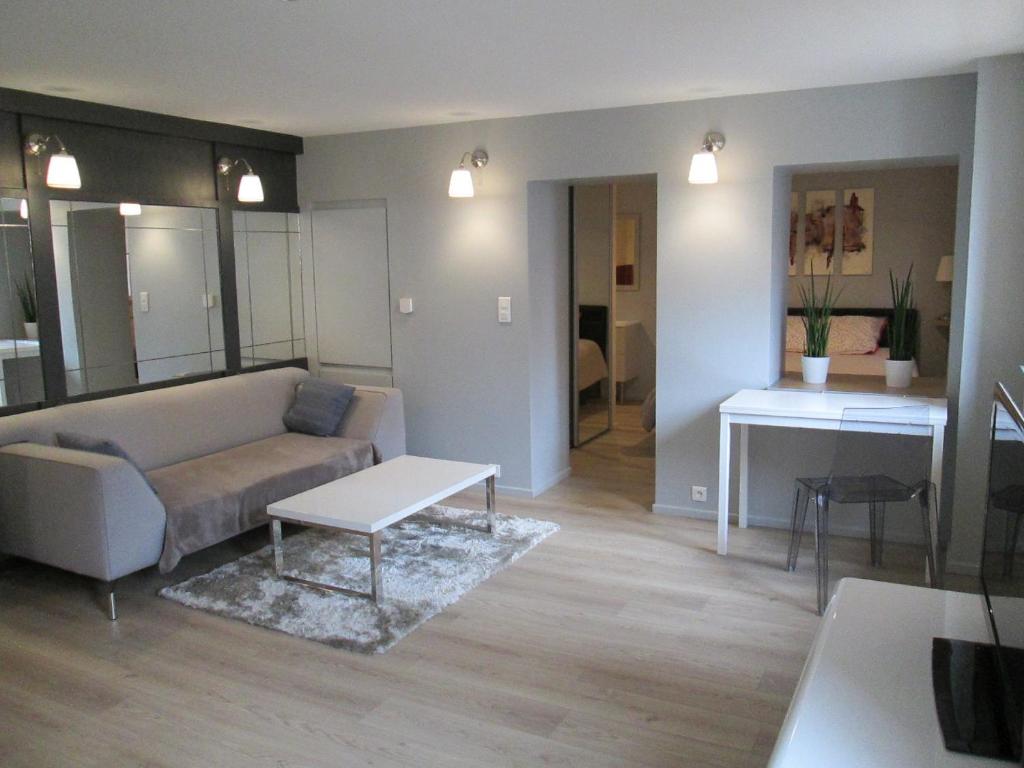 un soggiorno con divano e tavolo di Residence du Parc a Belfort