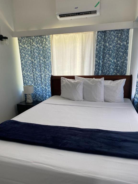 Postel nebo postele na pokoji v ubytování Pineapple Court Hotel