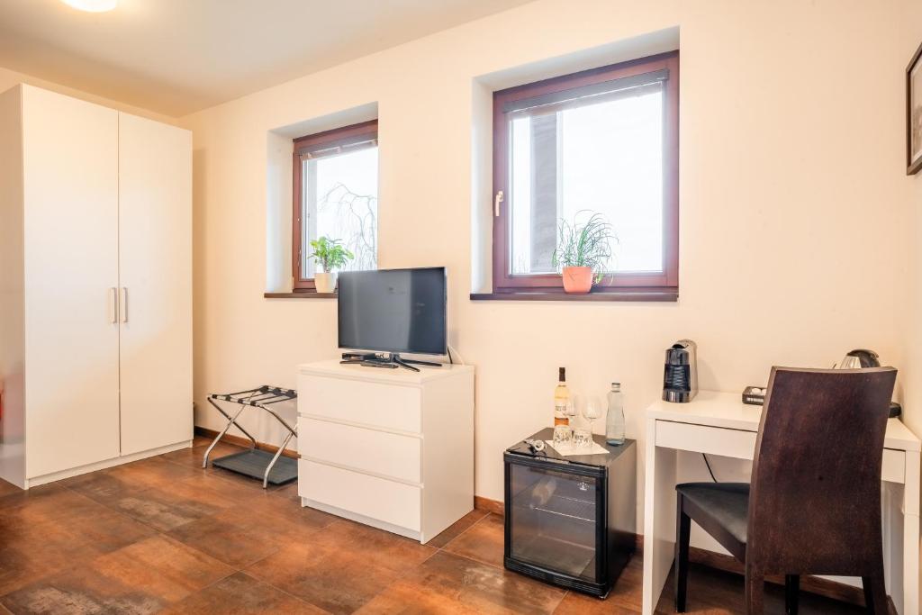 TV a/nebo společenská místnost v ubytování Rooms & Restaurace Na Jitrách