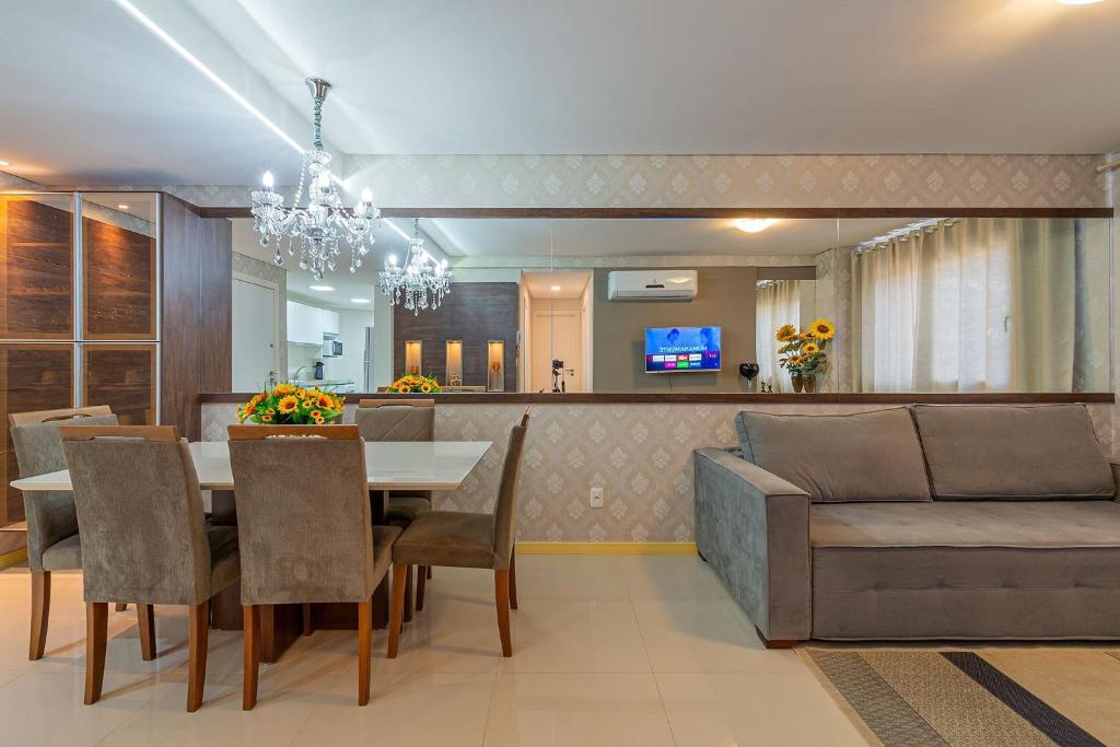 a dining room and kitchen with a table and chairs at Bem Proximo a Catedral - stayhousetemporada in Canela
