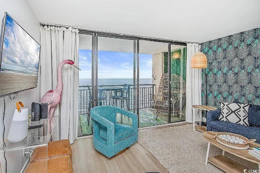 Ein Sitzbereich in der Unterkunft Coastal Comfort Your Perfect Beachfront Getaway