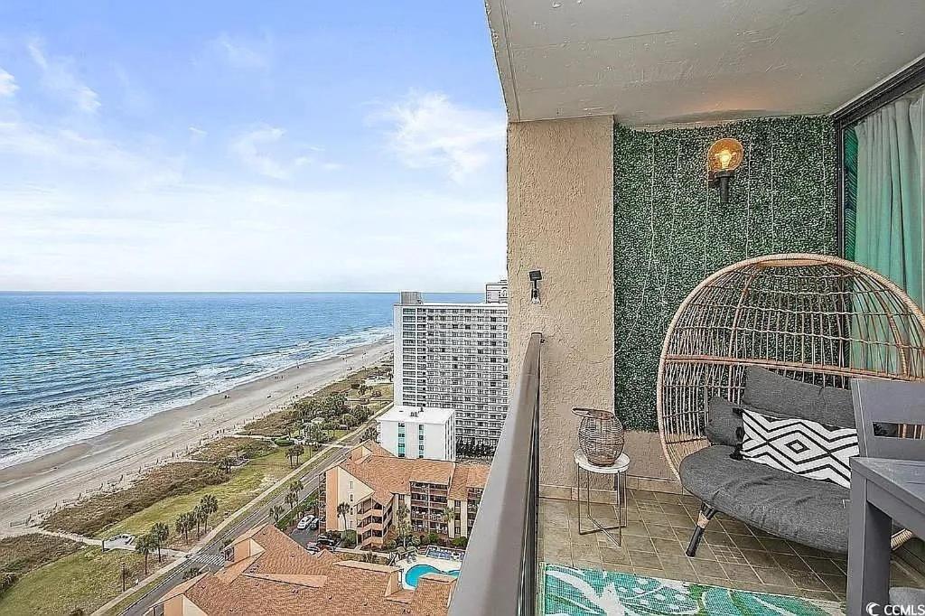 Ein allgemeiner Meerblick oder ein Meerblick von des Aparthotels aus