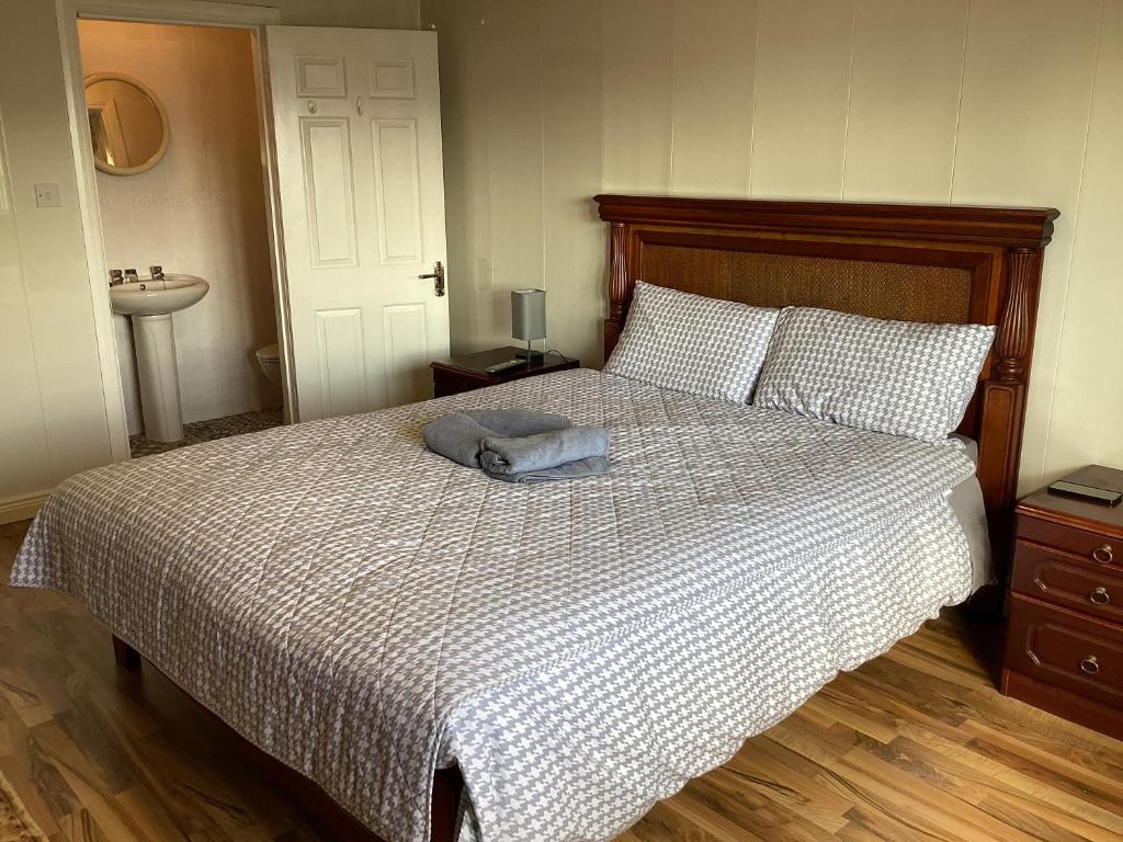 Postel nebo postele na pokoji v ubytování Gala House Strandhill