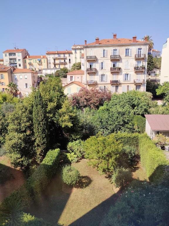 - une vue sur le jardin en face d'un bâtiment dans l'établissement Plages,Palais des Festivals,Port,Zone piétonne,Suquet, à Cannes