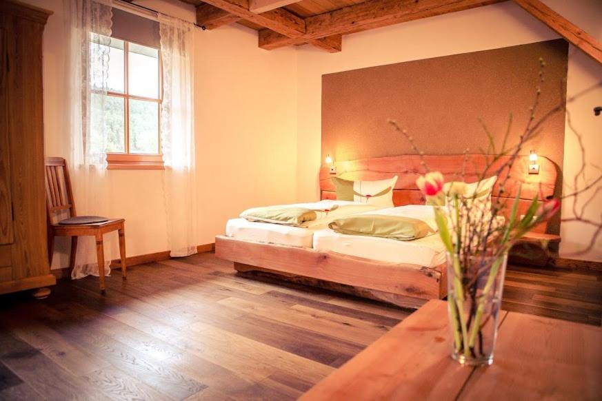 Un pat sau paturi într-o cameră la Fehrenbacherhof Naturgästehaus