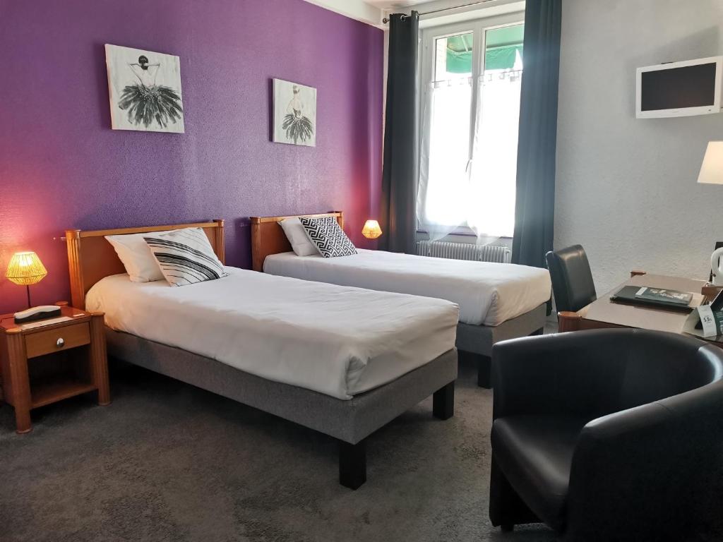 Postel nebo postele na pokoji v ubytování Logis Hotel Le Cerf