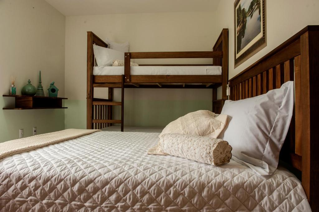 1 dormitorio con 1 cama con 2 literas en Encantada Floripa, en Florianópolis