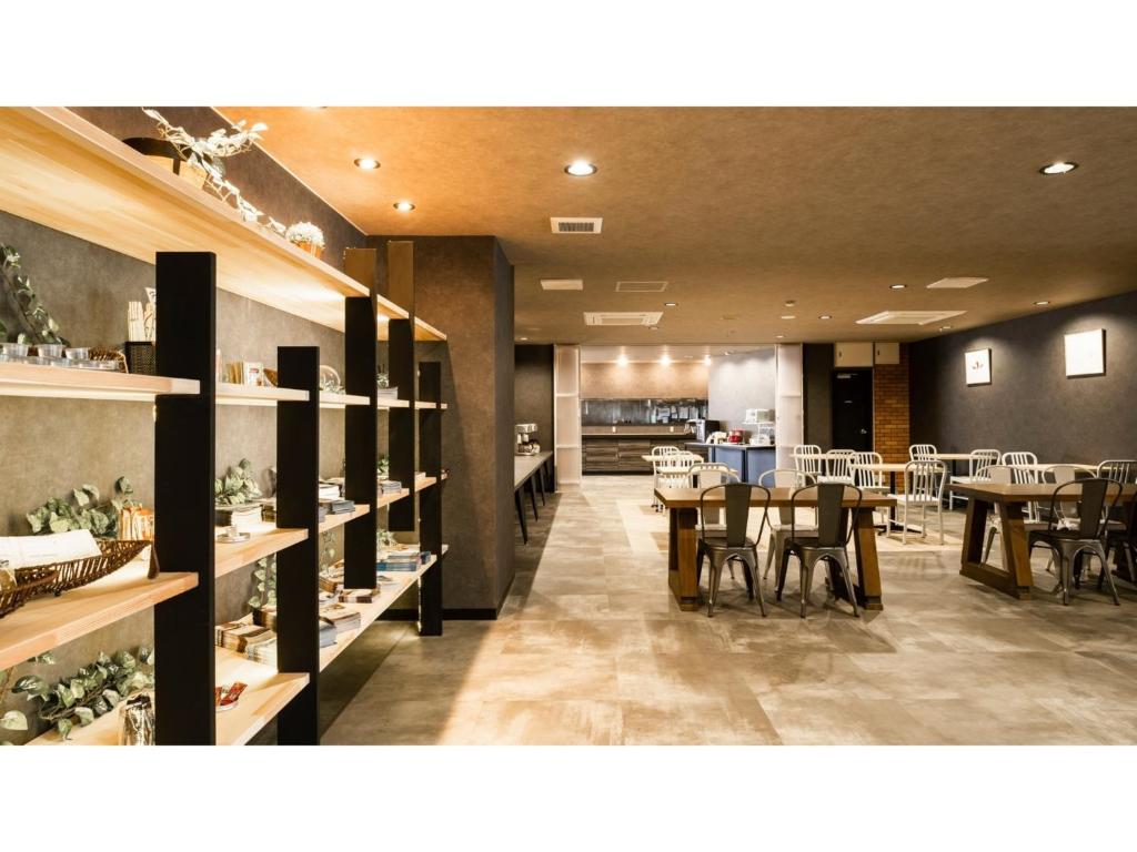 伊勢市にあるHotel Area One Ise Inter - Vacation STAY 38493vのテーブルと椅子のあるレストラン、キッチンが備わります。