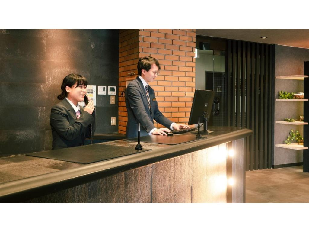 伊勢市にあるHotel Area One Ise Inter - Vacation STAY 38493vの男女立ち向かうカウンター