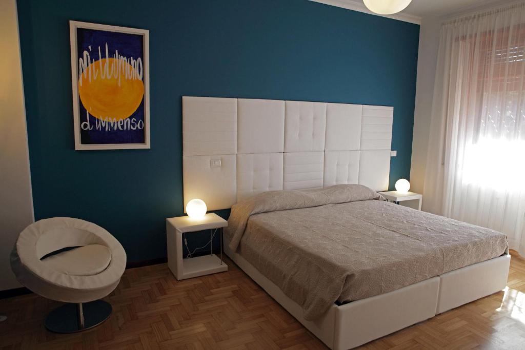 una camera con un grande letto e una parete blu di Maison Talenti B&B Roma a Roma
